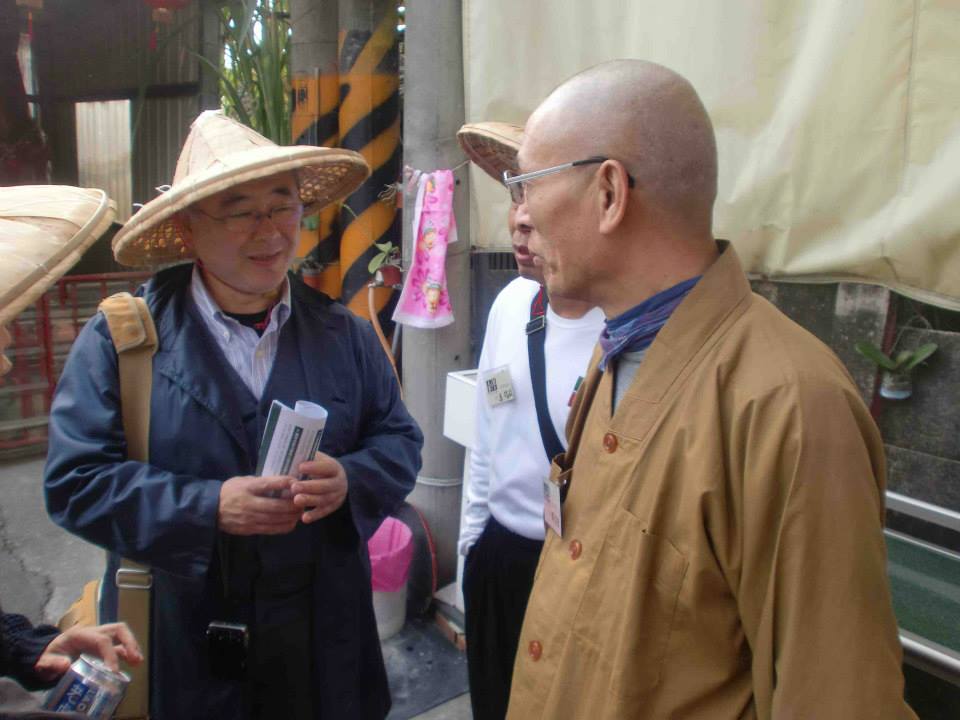 Rev. Okochi speaks with a Buddhist monk on the walk in Dalin